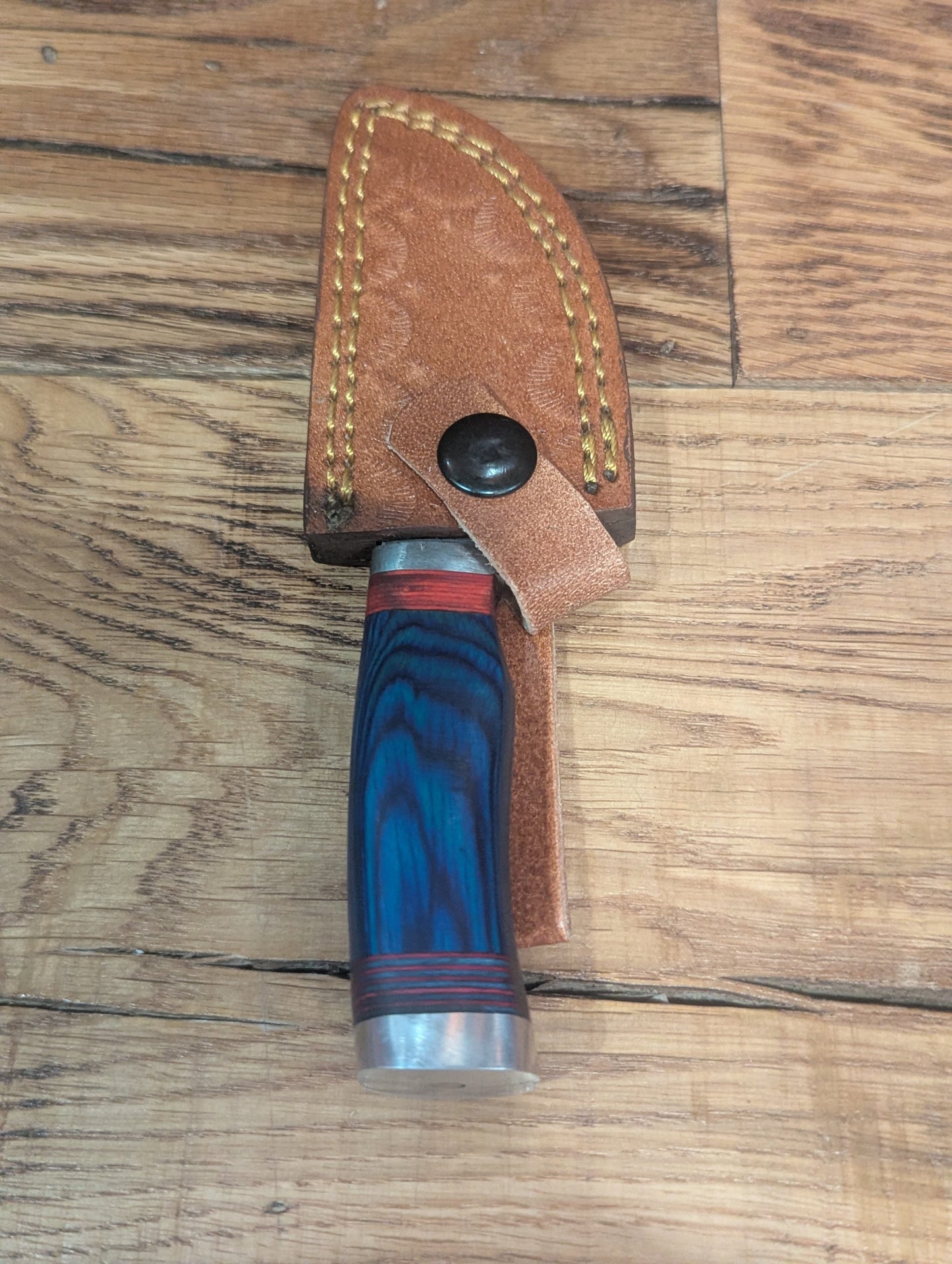 El Matador Knives Damascus Knife Blue Wood Grain Handle - Small Damascus Skinner