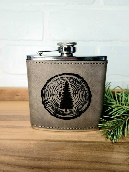 Beckman Design Beckman Design - Flask-Tree Ring with Evergreen Tree: Leather / Gray