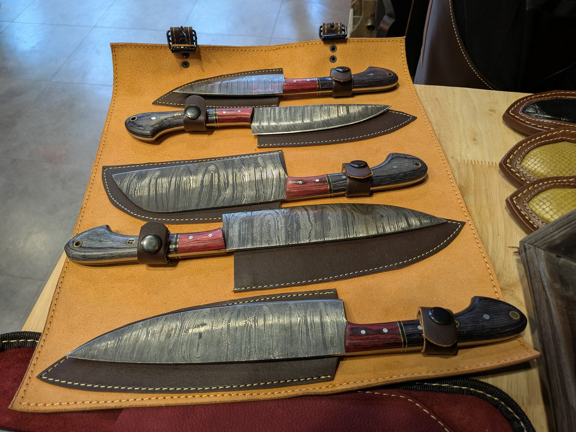 El Matador Knives Kitchen Knife Set Red/Black Handle 5 Peice Damascus Knife Roll