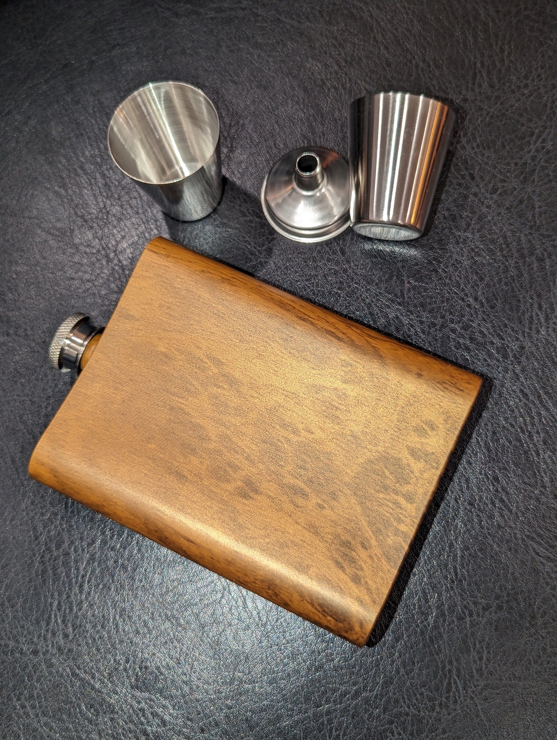 Soboho Flask and Shot Glasses Flask, Funnel and shot Glasses - Wood Look (Not veneer)